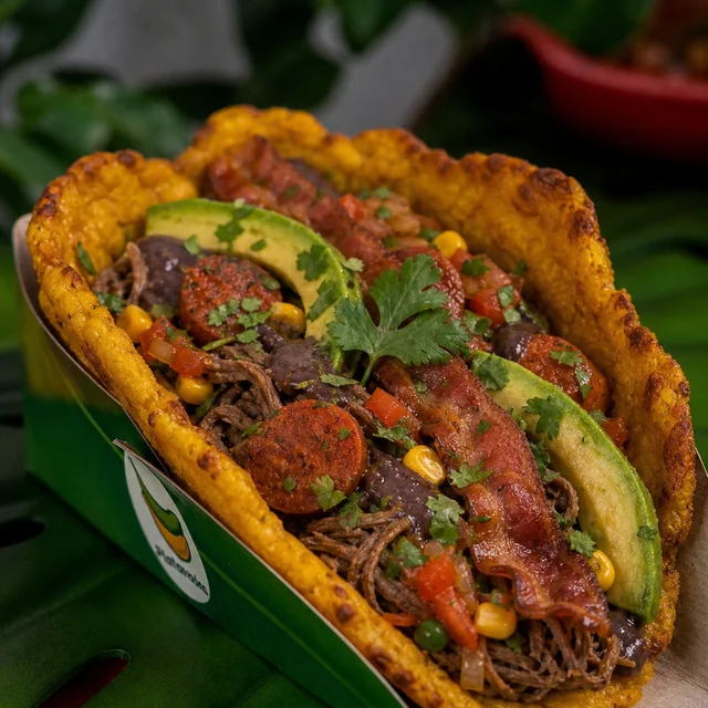 La Bandejita Paisa: tostón maduro con res, chorizo, tocineta, salsa de fríjol, hogao, aguacate, cilantro y maíz tierno