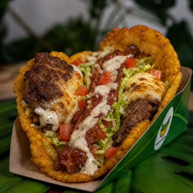 La Burguer Bechamel: tostón pintón con burger, tocineta, bechamel, queso gratinado, tomate y lechuga