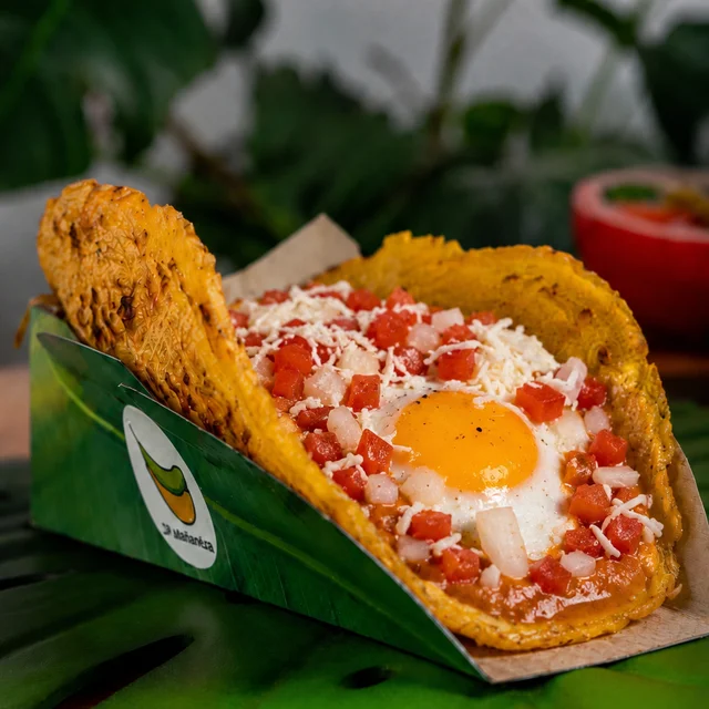 La Mañanera: tortilla pintón con huevito, hogao, queso rallado, tomate y cebolla