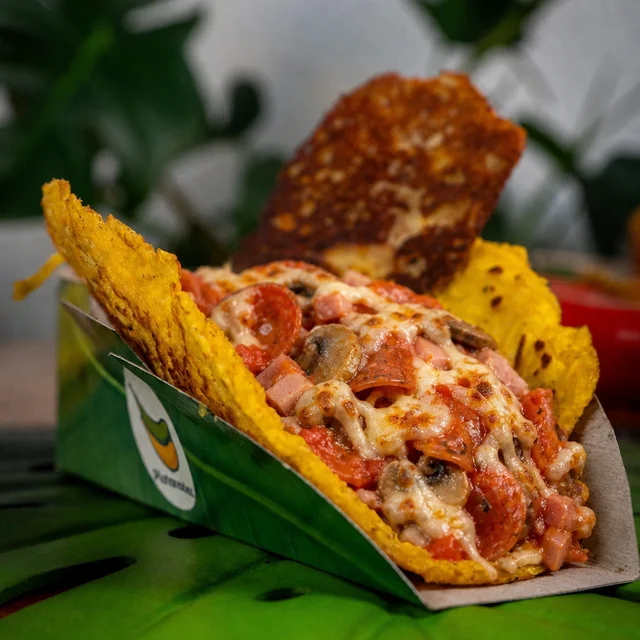 La Pizzerita: tortilla maduro con pepperoni, jamón, napolitana, queso gratinado y champiñón