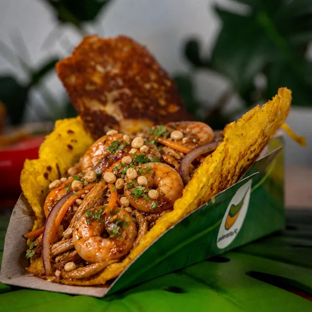 La Tokio-Bogotá: tostón pintón con camarón, pollo, teriyaki, maní, cilantro, zanahoria y cebolla