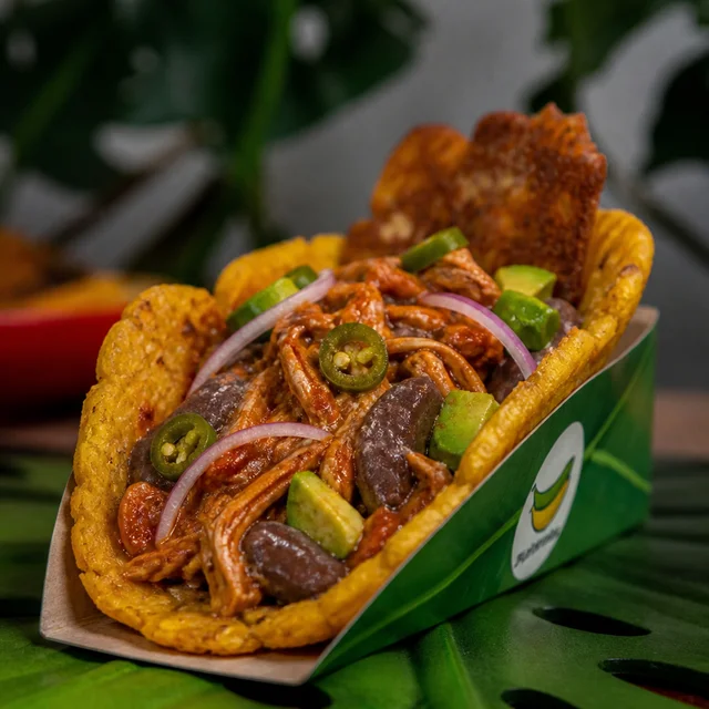 La Yucatán: tortilla pintón con cerdo, salsa pibil, salsa de fríjol, aguacate, jalapeños y cebolla